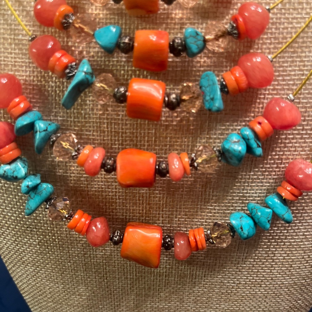 Genuine red coral, turquoise dyed howlite and coral crystals on gold cord - Picture 4 of 4